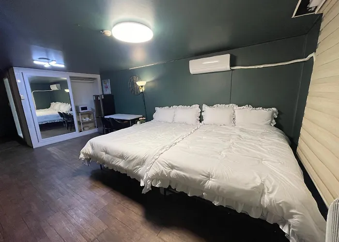 Апартаменты Gangnam Reasonable Price House *