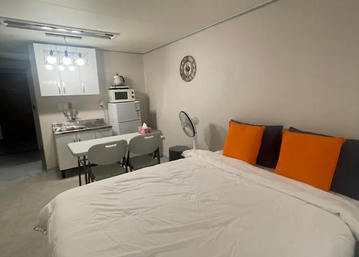 Апартаменты Gangnam Reasonable Price House *
